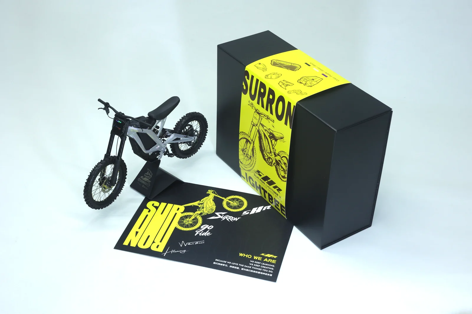 Light Bee model with its display stand and packaging